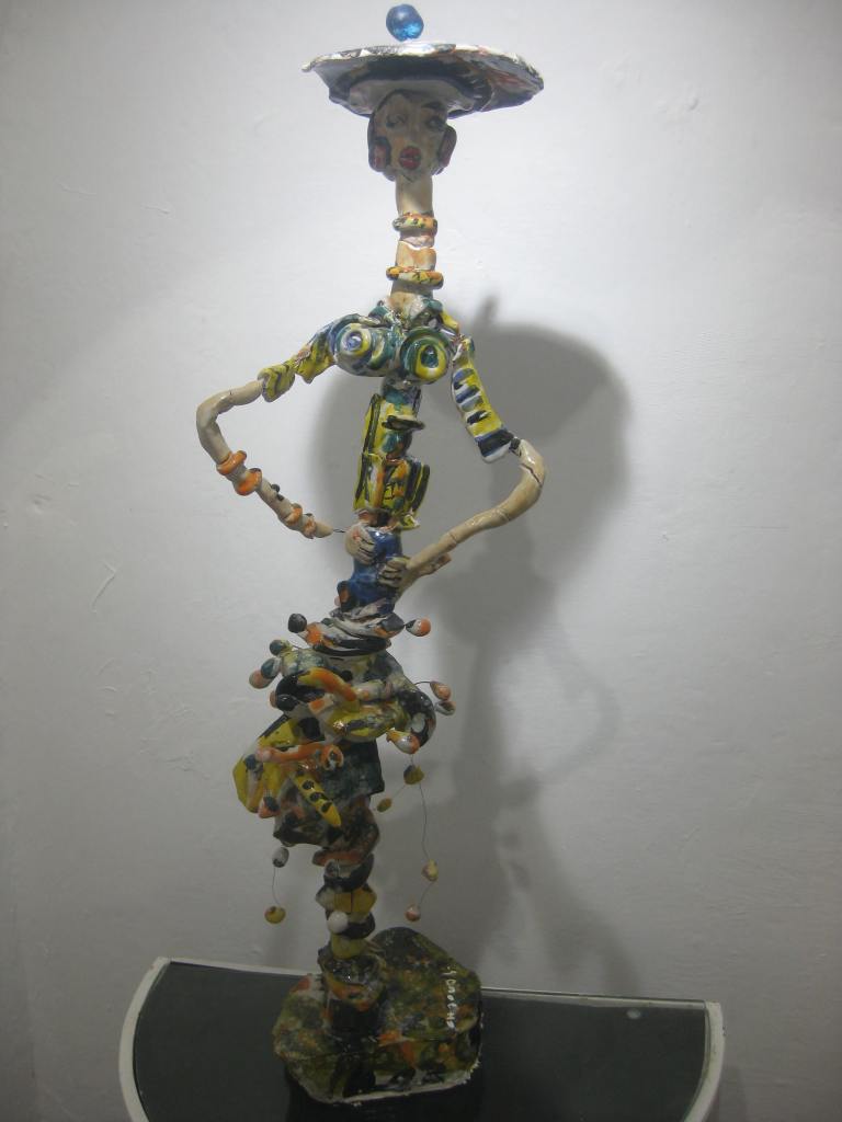 Découvrez la sculpture en céramique d'art contemporain unique "Exhibition" d’Amin Chaouali, exposée à la Galerie Saladin en 2020. Une œuvre exceptionnelle mêlant finesse, sophistication et expression audacieuse."