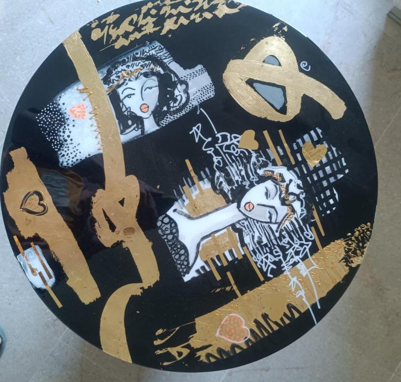 Découvrez les tables d'appoint exclusives 2025 d'Amin Chaouali, artiste tunisien. Sculpturo-peinture, résine, or : investissez dans l'art post-contemporain.