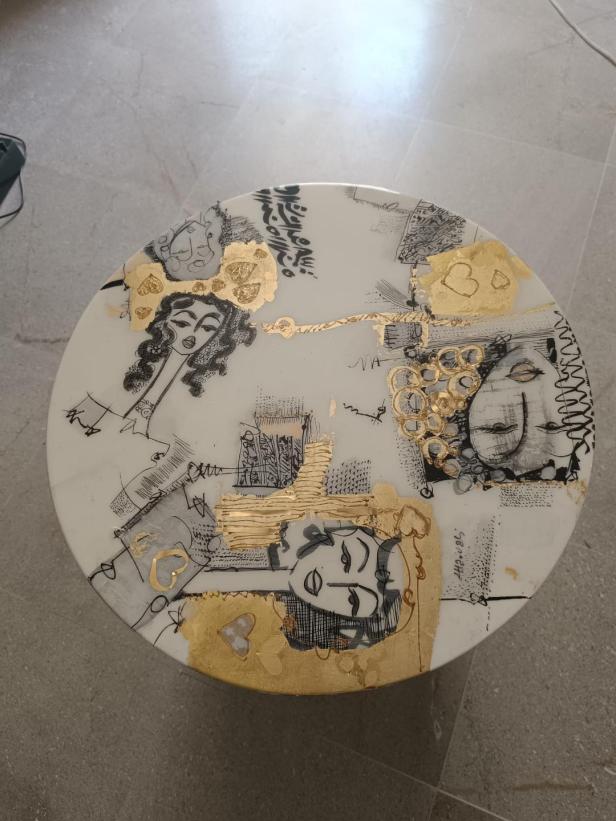 Découvrez les tables d'appoint exclusives 2025 d'Amin Chaouali, artiste tunisien. Sculpturo-peinture, résine, or : investissez dans l'art post-contemporain.