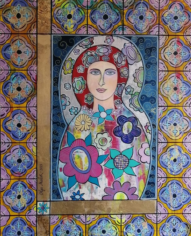 Dossier spĂ©cial : dĂ©couvrez comment Olga Malakhova tisse un lien sensible et respectueux avec la cĂ©ramique tunisienne, entre motifs anciens, feuille dâor et hĂ©ritage artisanal.