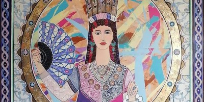 Dossier spécial : découvrez comment Olga Malakhova tisse un lien sensible et respectueux avec la céramique tunisienne, entre motifs anciens, feuille d’or et héritage artisanal.