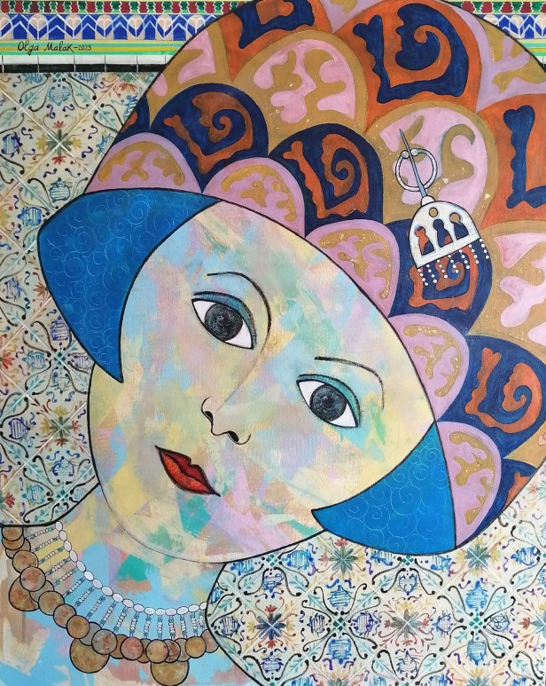 En intégrant la rigueur géométrique et le répertoire chromatique des carreaux, Olga Malakhova transforme la toile en un mur de céramique peint, assurant la permanence et l'évolution de l'héritage décoratif tunisien.